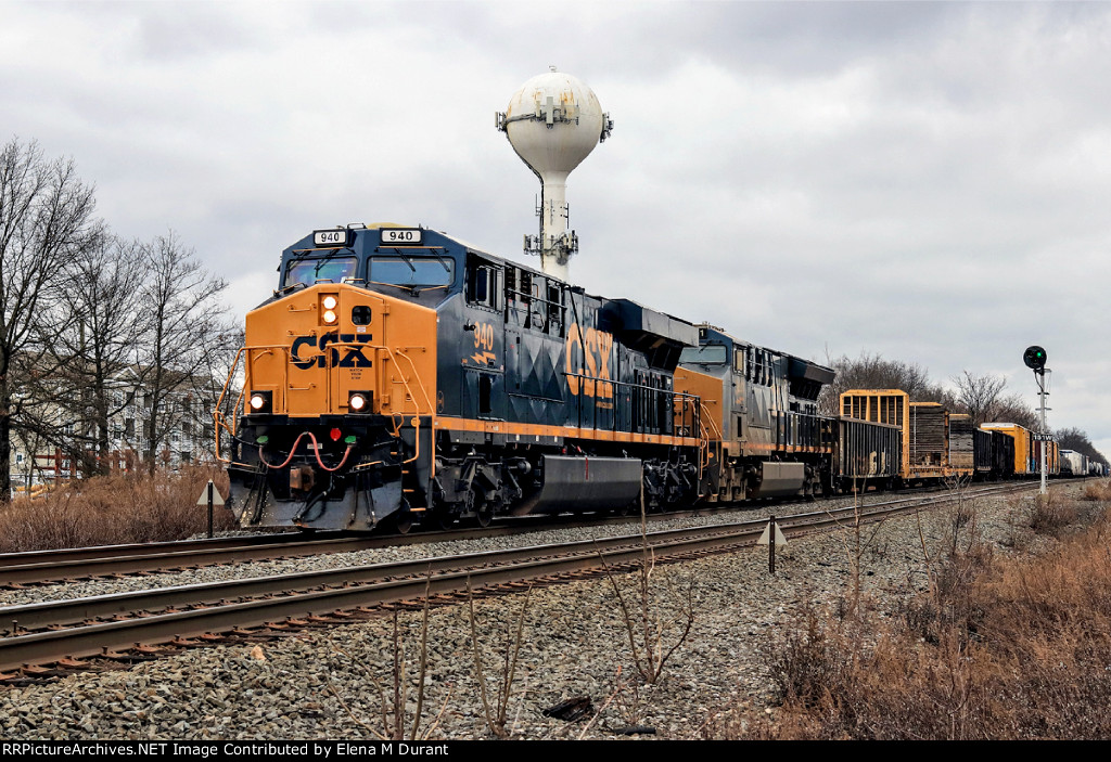 CSX 940 on M-422